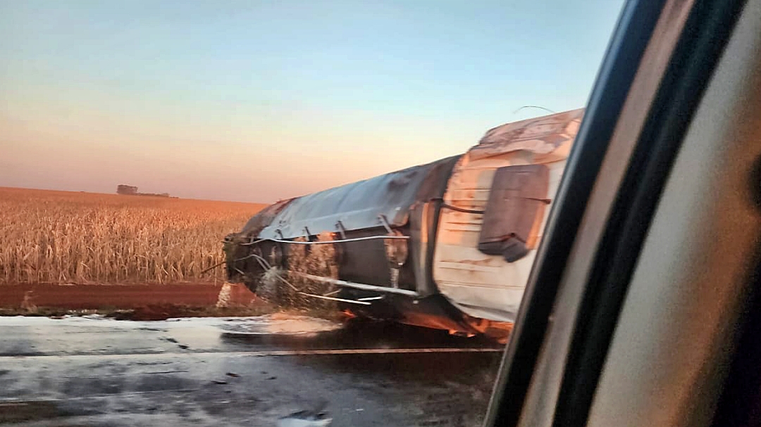 Pista da BR-060 continua interditada ap&oacute;s 16h do acidente com caminh&atilde;o de combust&iacute;vel