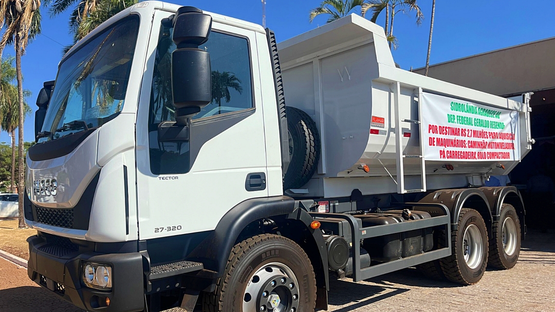 Munic&iacute;pio recebe caminh&atilde;o, rolo compactador, p&aacute; carregadeira e motoniveladora