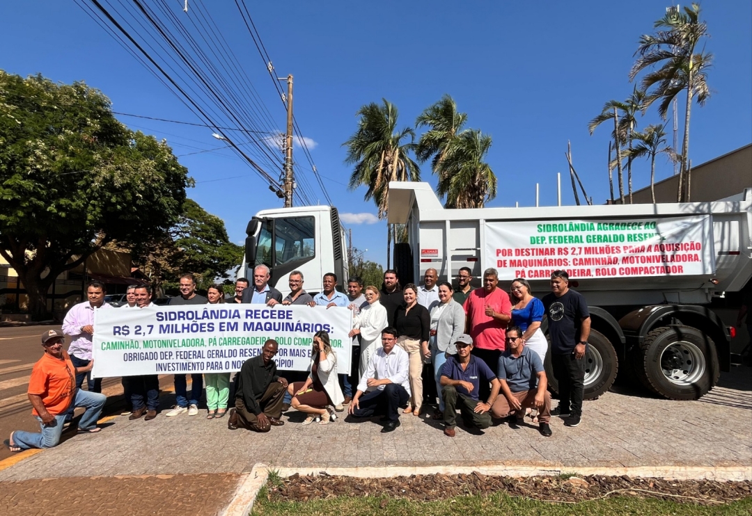 Munic&iacute;pio recebe caminh&atilde;o, rolo compactador, p&aacute; carregadeira e motoniveladora