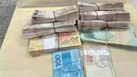 Dupla &eacute; presa com R$ 30 mil em notas falsas dentro de carro furtado  