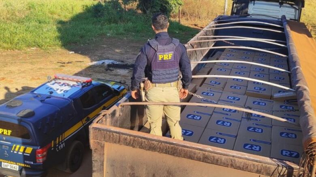 Motorista &eacute; flagrado com contrabando que entregaria em Goi&acirc;nia