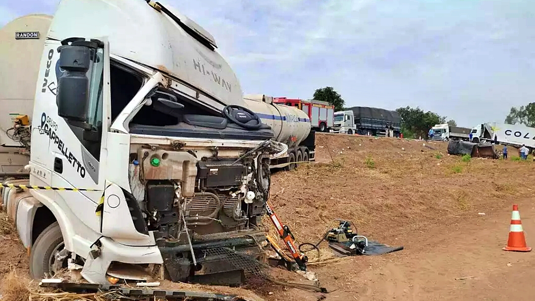 Acidente destr&oacute;i 3 ve&iacute;culos na BR-163 e deixa um ferido em Coxim  