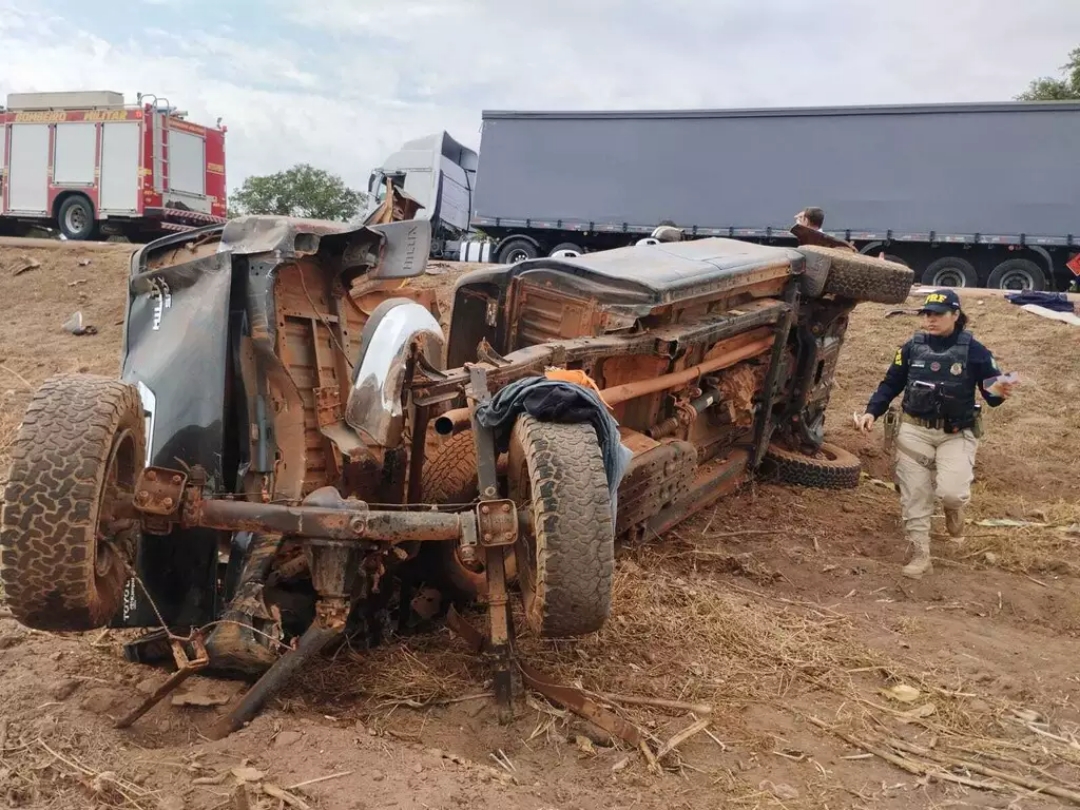 Acidente destr&oacute;i 3 ve&iacute;culos na BR-163 e deixa um ferido em Coxim  