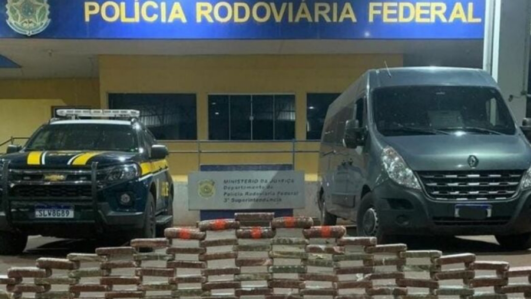 Dois s&atilde;o presos com coca&iacute;na e maconha em van