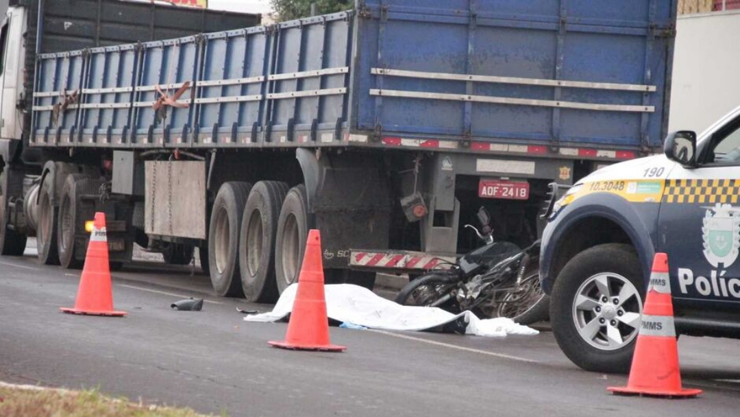 Motociclista morto ao bater em carreta na Guaicurus &eacute; identificado