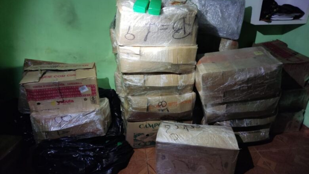 Casal respons&aacute;vel por entreposto de drogas protegido por pitbull's &eacute; preso