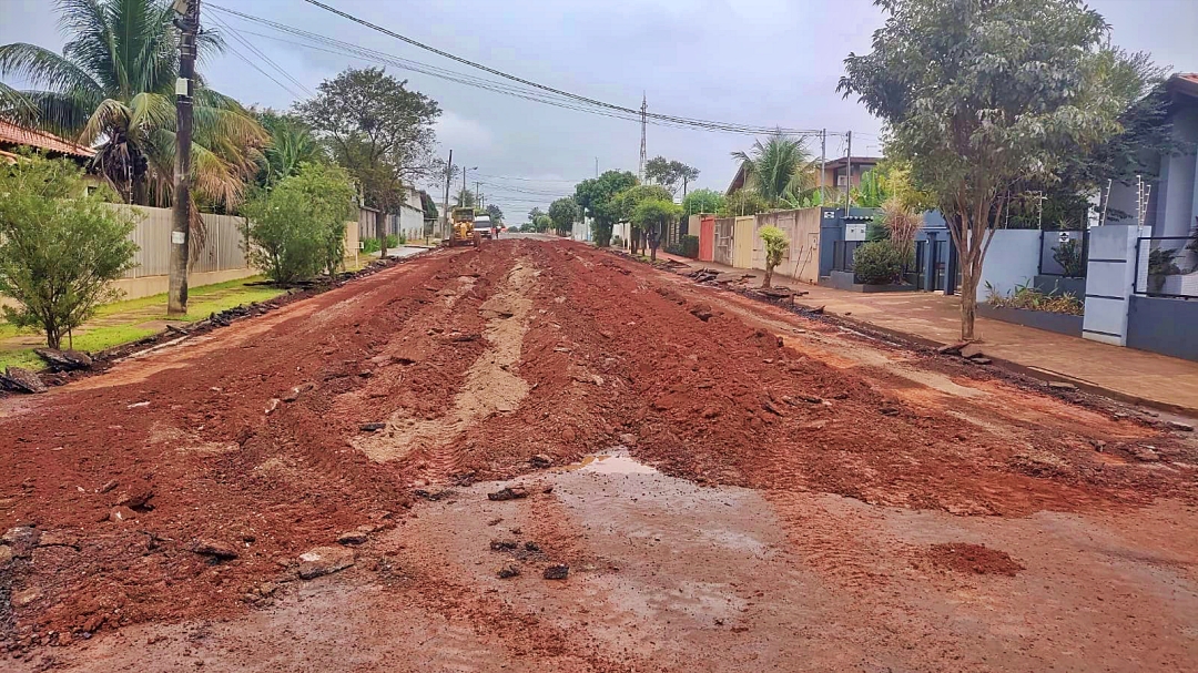 Empreiteira come&ccedil;a a remover base em ruas que receber&atilde;o nova capa