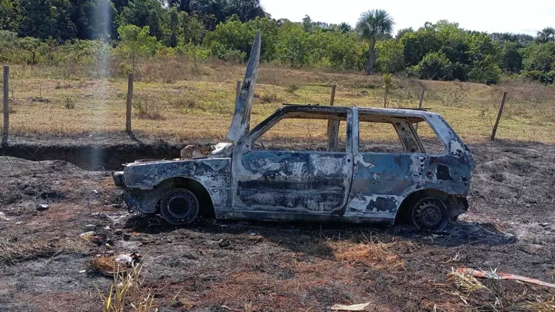 Carro &eacute; encontrado pegando fogo &agrave;s margens da estrada da Gameleira  