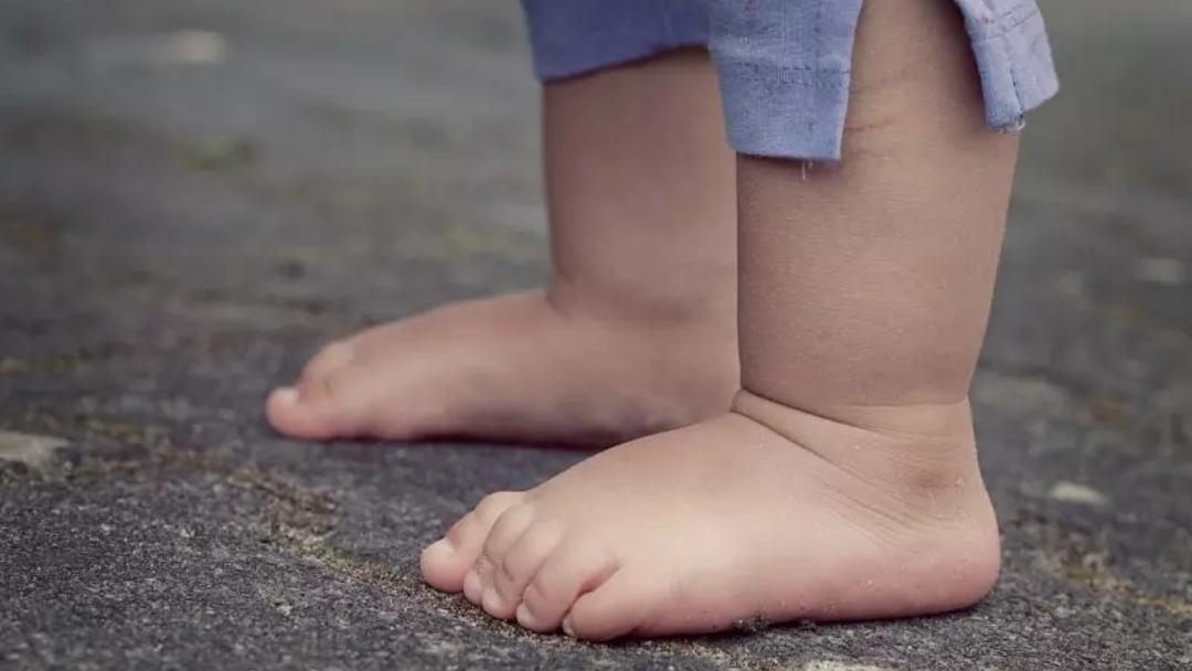 Sem renda e casa para morar, m&atilde;e n&atilde;o recupera guarda do filho ap&oacute;s ganhar liberdade