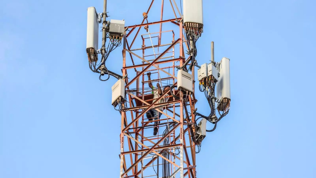 Ap&oacute;s 16 horas de negocia&ccedil;&atilde;o, homem desce de torre de telefonia 