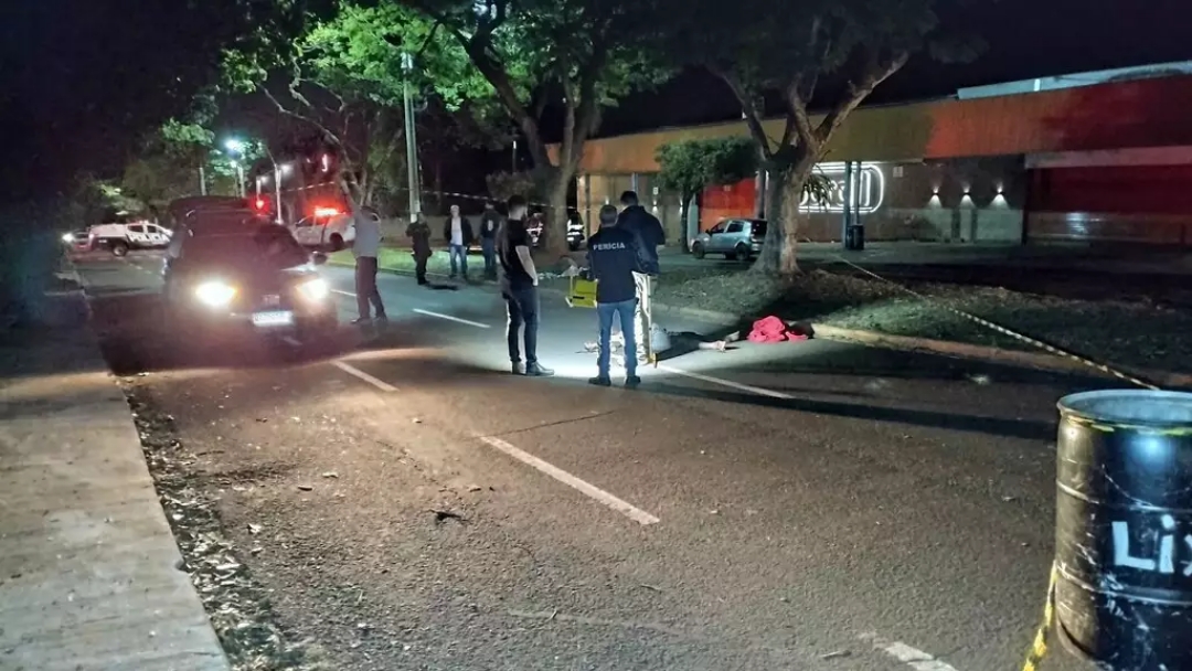 Rapaz morre atropelado por SUV em avenida e motorista foge  