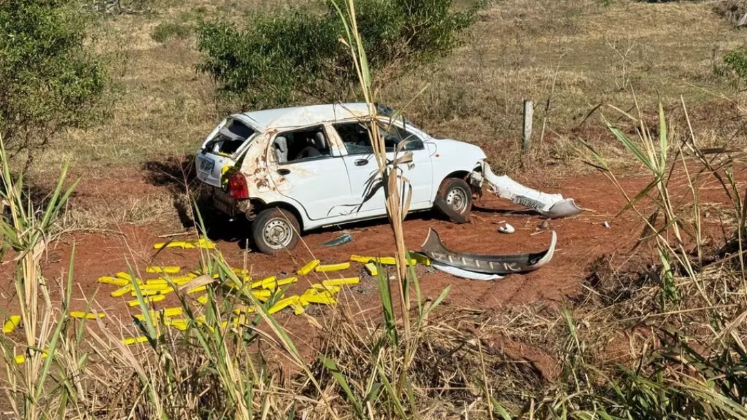 Carro capota e pol&iacute;cia encontra droga e arma em ve&iacute;culo do RS  