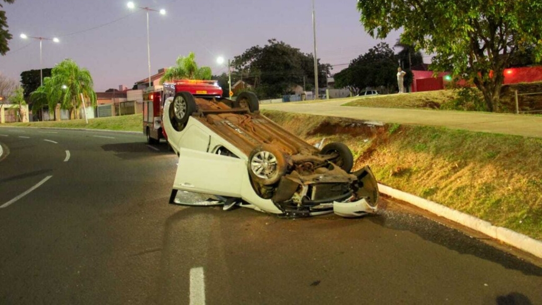 Motorista perde controle em curva e carro capota  