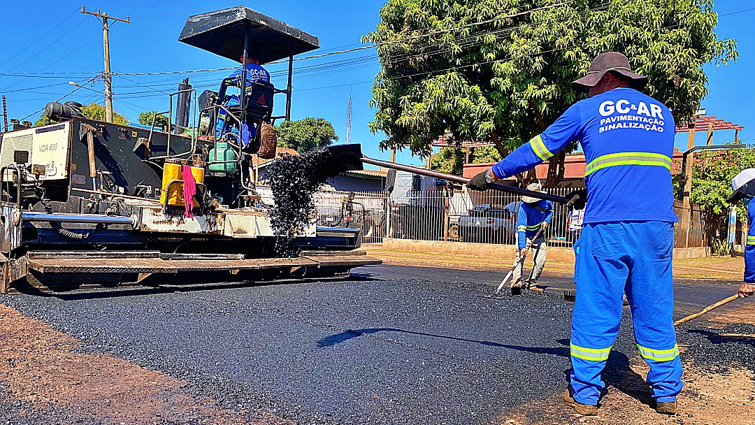 Come&ccedil;ou pela Rua Alagoas o recapeamento onde asfalto e base foram retirados