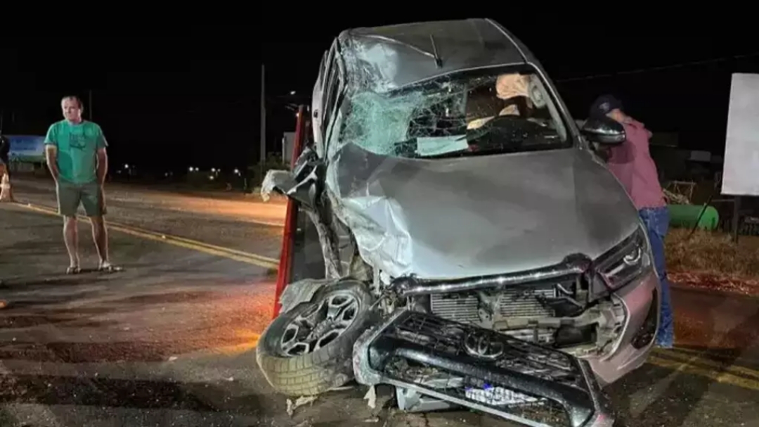 Caminhonete fica destru&iacute;da ap&oacute;s bater em traseira de carreta