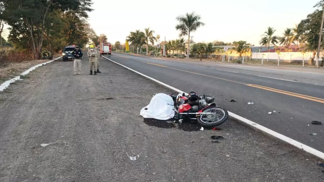 Motociclista morre em acidente e condutor de carreta foge  