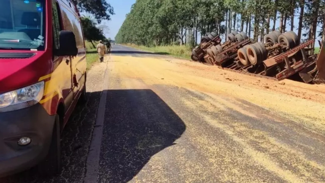 Soja fica espalhada na BR-376 ap&oacute;s motorista perder o controle e tombar carreta 