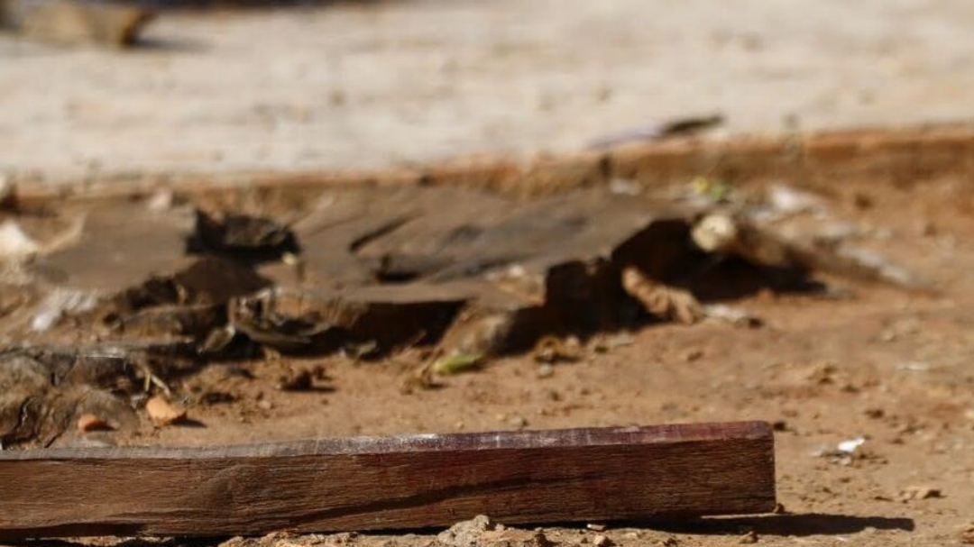 Mulher surta com ex-marido, desfere pauladas e queima roupas dele 