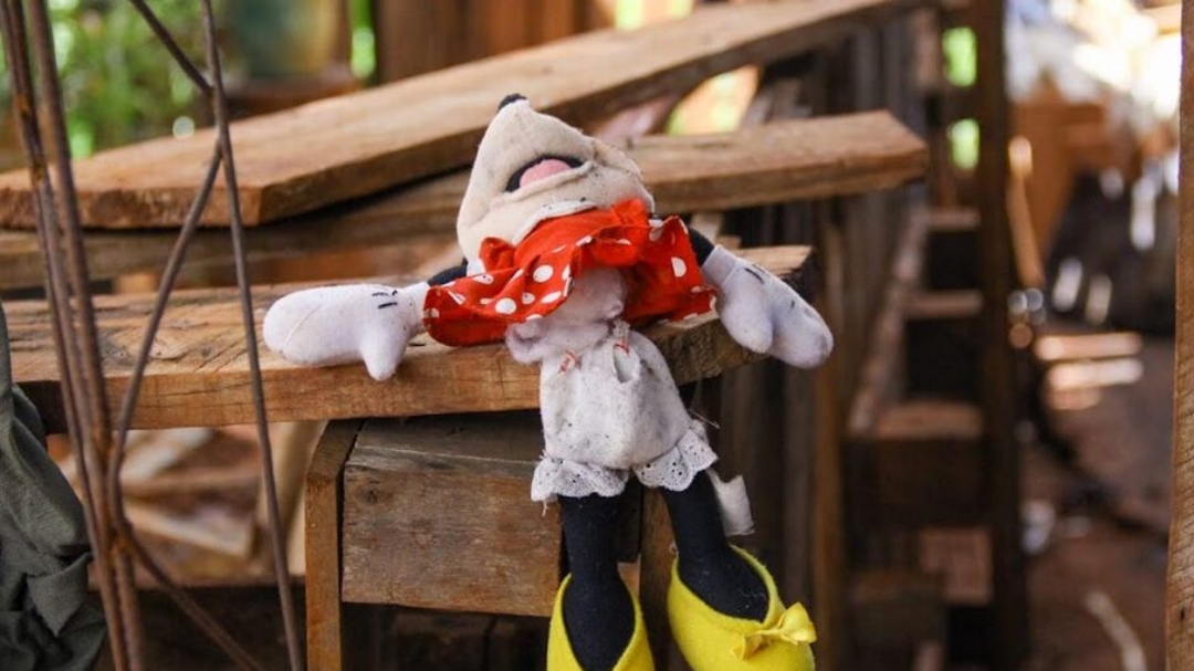 M&atilde;e espancou filha com vara no rosto ap&oacute;s receber 'cusparada' 