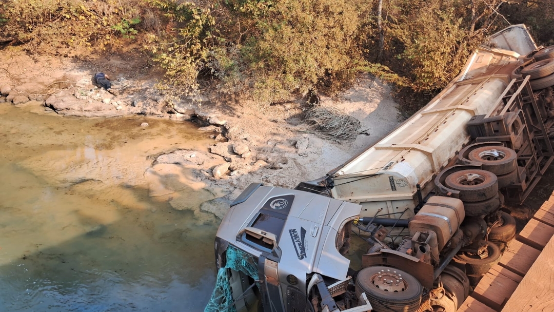 Carreta carregada de calc&aacute;rio cai no Rio Vacaria e h&aacute; risco de acidente ambiental 