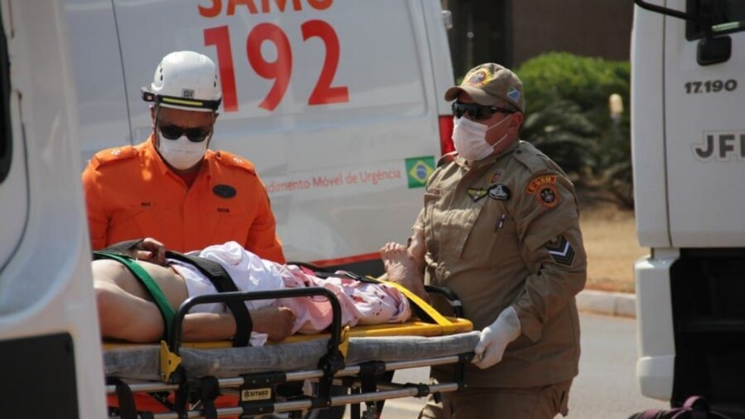 Motociclista que sofreu acidente com caminh&atilde;o tem perna amputada e est&aacute; em estado cr&iacute;tico na UTI