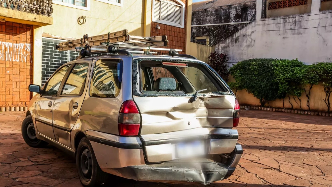 Motociclista &eacute; arremessado para cima de carro em acidente