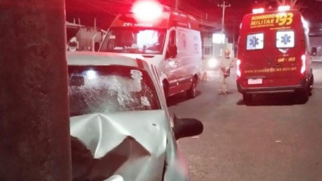 Motorista &eacute; socorrido ap&oacute;s colidir ve&iacute;culo contra poste