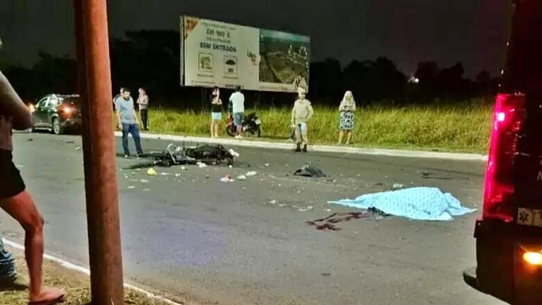 Motociclista morre ap&oacute;s ser atingido por dois carros em avenida