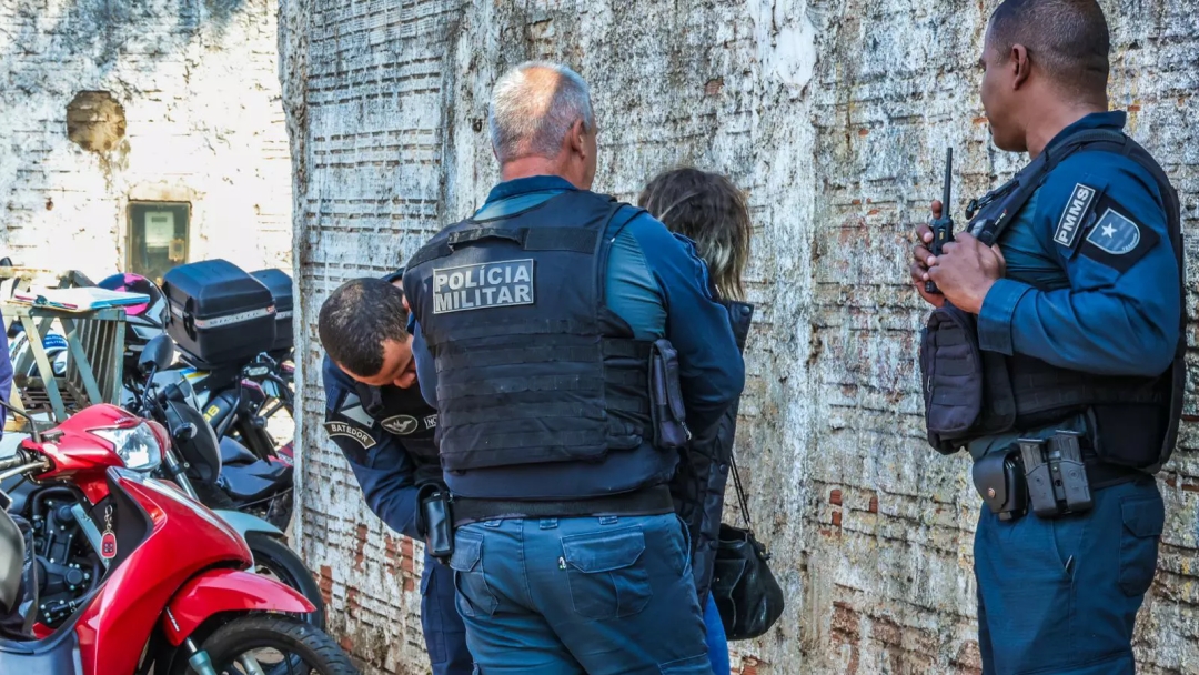 Embriagada, motociclista tenta atropelar PM em blitz e acaba presa 