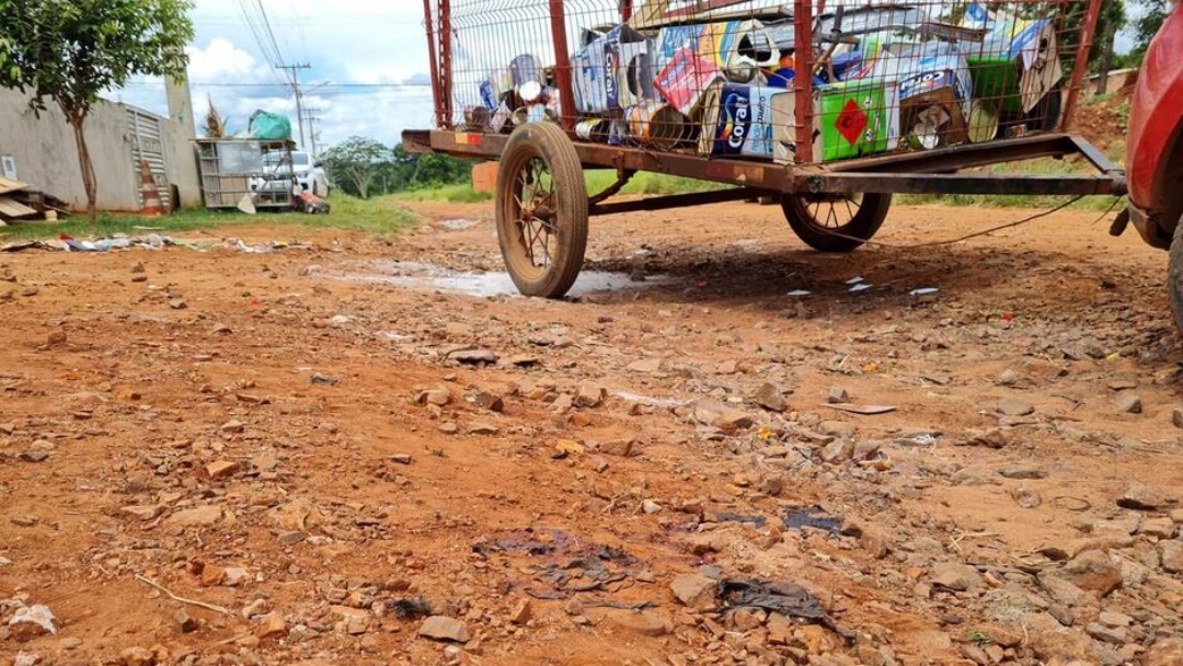 Pai defende filha de agressão e leva facadas na cabeça