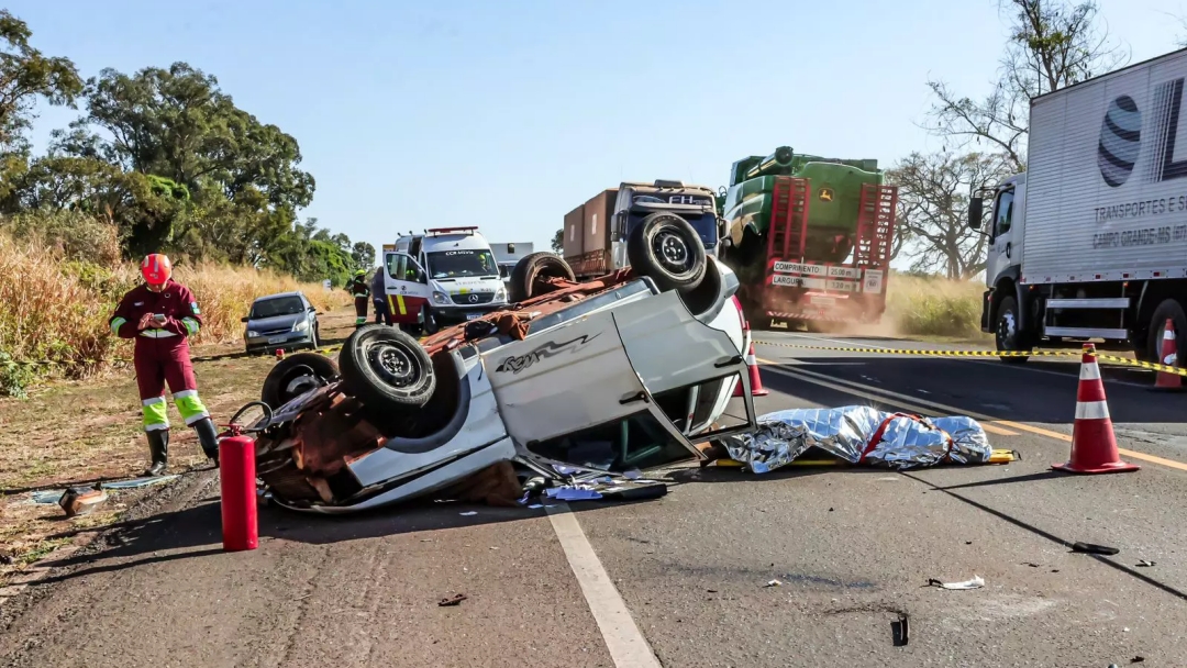 Motorista morre em batida entre carro e caminhonete 