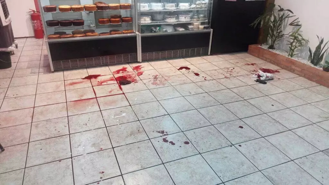 Homem &eacute; atacado &agrave; facada e pede socorro em casa de bolos 