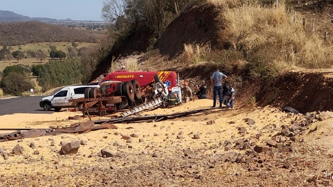 Motorista da Prefeitura morre em capotamento de caminh&atilde;o na Serra da Urca