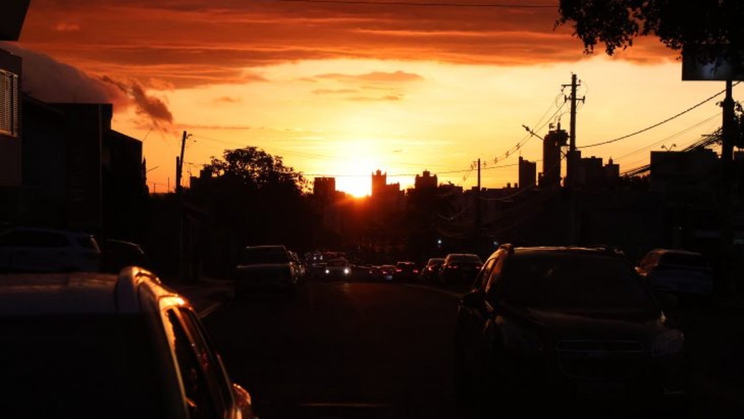 Ter&ccedil;a-feira ser&aacute; de sol e c&eacute;u firme; onda de frio come&ccedil;a a chegar na quarta-feira