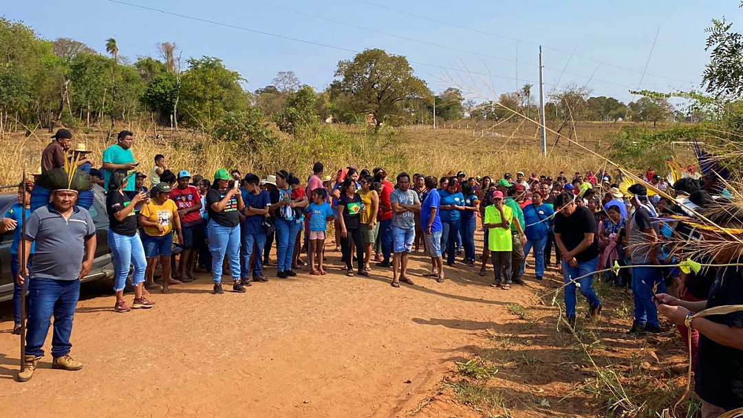 Ind&iacute;genas marcham at&eacute; local onde Oziel Gabriel foi morto durante conflito em protesto ao Marco Temporal