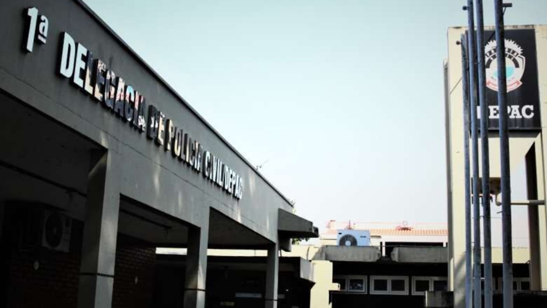 Jovem &eacute; preso por viol&ecirc;ncia dom&eacute;stica ap&oacute;s mulher ser encontrada na rua com os filhos