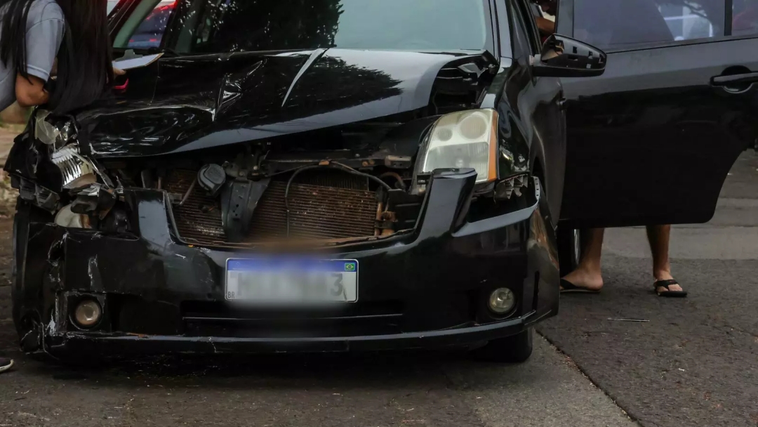 Motociclista &eacute; arremessado a 10 metros por motorista que avan&ccedil;ou a preferencial