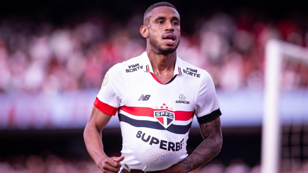 De olho na Libertadores, S&atilde;o Paulo bate Atl&eacute;tico-GO e cola no G4 do Brasileir&atilde;o