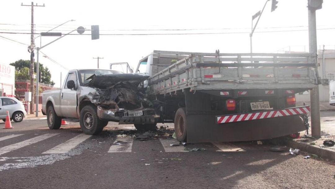 Acidente entre caminhonete, caminh&atilde;o e moto deixa 5 feridos 