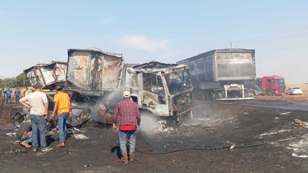 Carretas pegam fogo ap&oacute;s colis&atilde;o e uma pessoa morre na MS-270