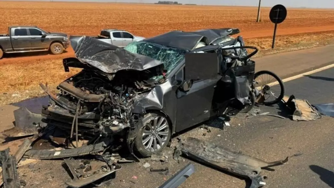 Carro fica destru&iacute;do ap&oacute;s ser prensado por carreta durante pare e siga  