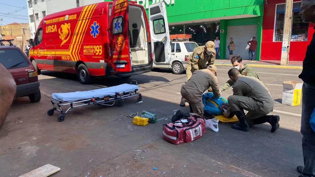 Escada escorrega e pintores caem de altura de 4 metros no Centro  