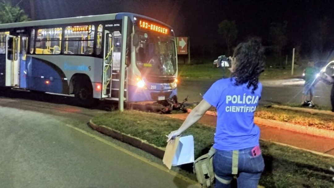 Motociclista bate de frente com &ocirc;nibus e morre 