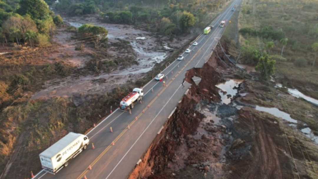 Trecho da BR-163 destru&iacute;do por &aacute;gua de barragem ficar&aacute; em obras por 15 dias