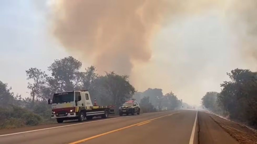 Caminh&atilde;o com algod&atilde;o pega fogo, chamas v&atilde;o para vegeta&ccedil;&atilde;o seca 