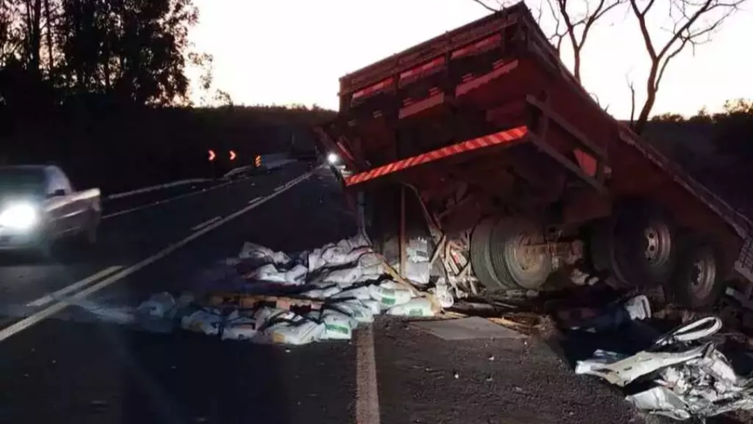 Acidente deixa caminh&atilde;o carregado de ra&ccedil;&atilde;o pendurado &agrave;s margens de rodovia 