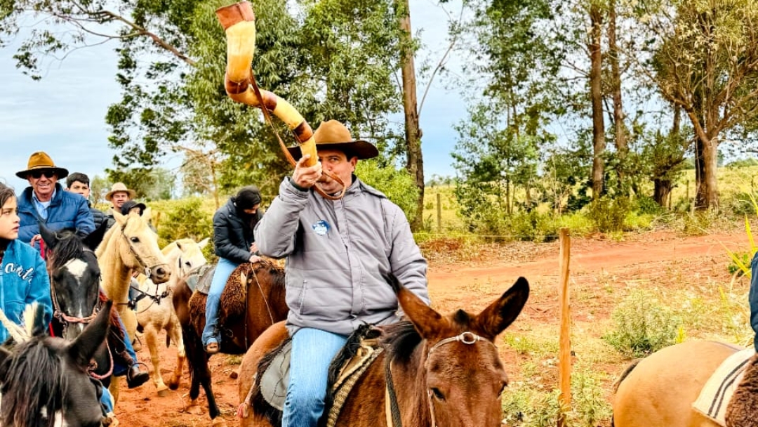 Rodrigo faz cavalgada no Santa L&uacute;cia e Vanda Camilo vai a adesiva&ccedil;o na Aldeia Terer&eacute;