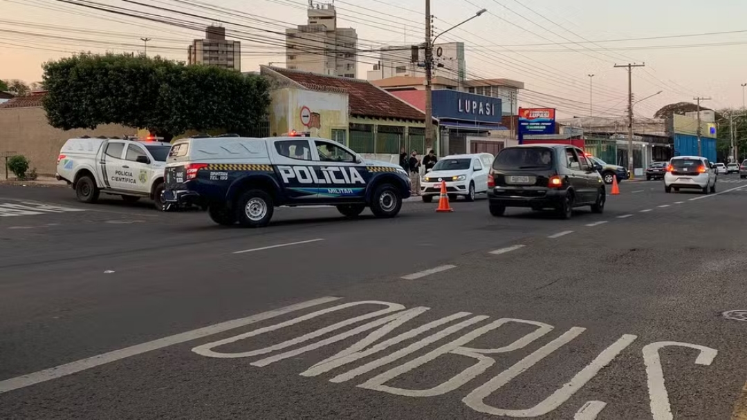 Motociclista perde controle, bate em placa e morre