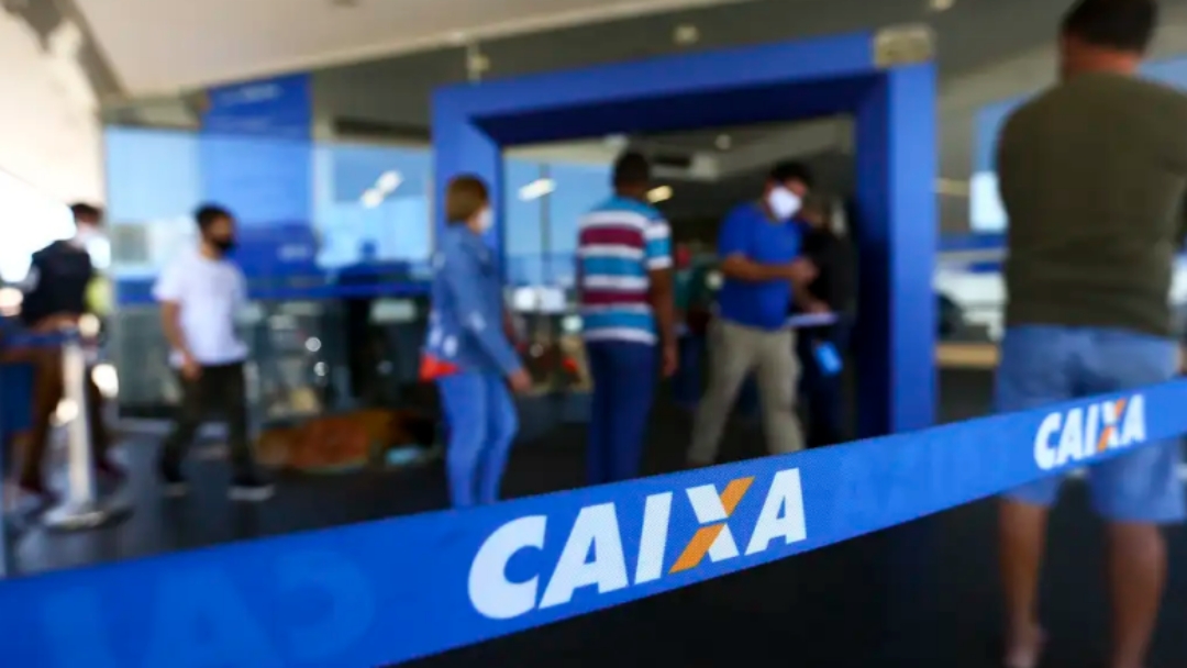 Caixa paga Bolsa Fam&iacute;lia a benefici&aacute;rios com NIS de final 8