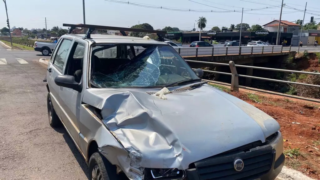 Motociclista &eacute; atingido, quebra para-brisas e vai parar dentro de carro  